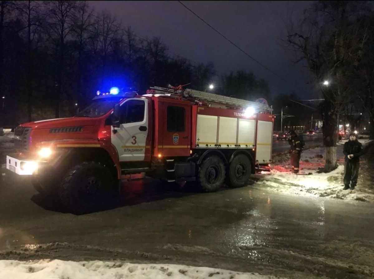 Пожарные спасли 6 человек при пожаре в многоквартирном доме во Владимире    2 января сотрудники МЧС спасли 6 человек при возгорании в жилом доме во Владимире. К ликвидации пожара привлекались 7 единиц техники и 24 человека личного состава.  ↗  Прислать новость   Подписаться