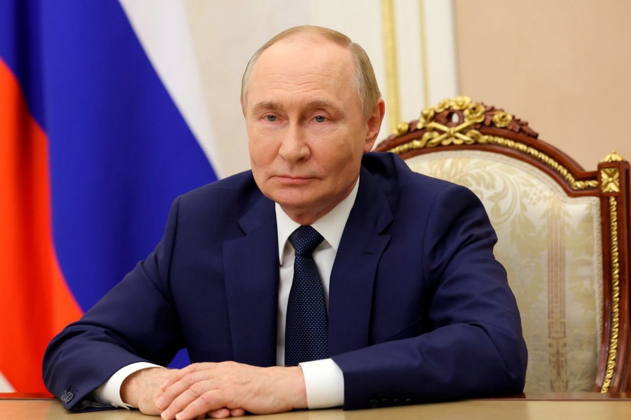 Путин исполнил желания детей обратившихся на прямую линию Самыми заветными новогодними мечтами с президентом поделились мальчики по имени Егор и Володя Первый рассказал главе государства что очень сильно хотел бы полетать на сверхлегком самолете Тезка Путина в свою очередь попросил у российского лидера кимоно для занятий дзюдо Обращения от ребят не были оставлены без внимания Президент подарил Владимиру кимоно а для Егора был организован незабываемый полет на самолете Напомним что сама прямая линия с президентом состоится 19 декабря На горячую линию уже поступило более 1 3 млн обращений   Подпишитесь на Абзац TG VK Дзен MAX Rutube