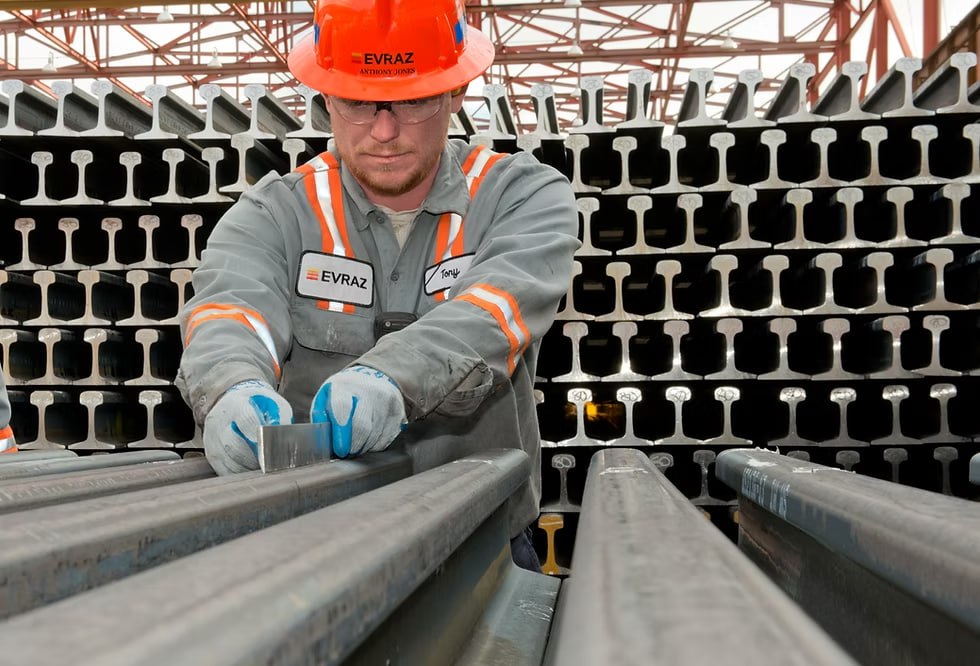 Британские регуляторы одобрили продажу бизнеса Evraz.  Управление по осуществлению финансовых санкций Великобритании  OFSI  выдало Evraz специальную лицензию, разрешающую продажу североамериканского подразделения инвестиционному фонду Atlas.  По условиям сделки, фонд Atlas приобретет все акции холдинговых структур Evraz Inc. NA Canada и Evraz Inc. NA. Общая сумма вознаграждения включает авансовый платеж в $50 млн и условные отложенные выплаты до $450 млн.  Последние будут выплачены при условии достижения конкретных финансовых и операционных показателей после закрытия сделки. Её закрытие запланировано на вторую половину этого года.  Решение продать активы в Северной Америке Evraz анонсировал еще в августе 2022 года. В мае того года материнская компания Evraz Plc попала под санкции Великобритании, но OFSI позволило Evraz North America работать в автономном режиме, независимо от "мамки".  ™  Нержавейка