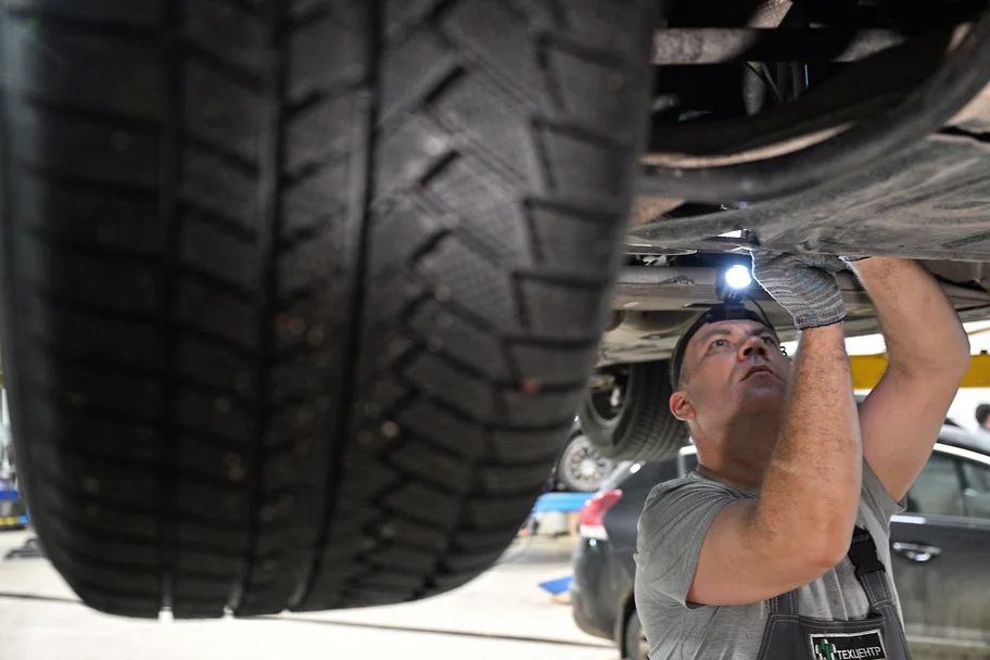 ТО пускает пробеги контроль за техосмотром ужесточат для борьбы с мошенниками Полиция сможет быстрее блокировать мошенников продающих документы о якобы пройденном техосмотре Такую инициативу подготовило МВД сообщает Коммерсант Нарушители не смогут оформлять электронные диагностические карты на машины которые по факту нигде и никем не проверялись Одновременно с этим с операторов снимут обязанность проверять пробег у каждого автомобиля в МВД считают что эти данные не имеют отношения к диагностике технического состояния К документу ранее возникли замечания со стороны Минэкономики но позже претензии были урегулированы Подписаться на PRO transport