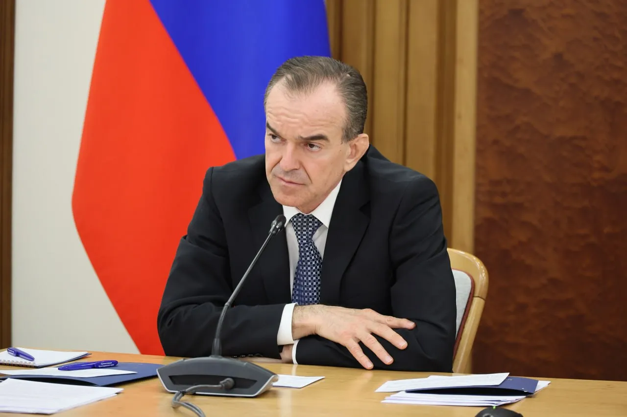 Вениамин Кондратьев поручил главам муниципалитетов усилить контроль за уровнем воды в реках О мерах по предотвращению подтоплений говорили на совместном заседании координационного совещания по обеспечению правопорядка Антитеррористической комиссии и Оперативного штаба в Краснодарском крае которое провели губернатор Кубани и начальник Управления ФСБ РФ по краю Леонид Михайлюк По оперативной информации гидрометцентра с 1 по 4 мая в отдельных районах Краснодарского края пройдут залповые ливни Возможен подъем уровня рек до опасных отметок и выше На реках установлены датчики но необходимо обеспечить дополнительный визуальный контроль закрепить ответственных сотрудников человеческий фактор на первом месте Обращаю внимание глав муниципалитетов проверьте систему оповещения Уже сейчас нужно определить пункты эвакуации на случай если уровень воды превысит норму Все силы и средства в муниципалитетах должны быть приведены в повышенную готовность Необходимо предусмотреть запасы питьевой воды предметов первой необходимости Отнеситесь к этой работе со всей серьезностью и ответственностью поручил Вениамин Кондратьев Провинциалка в МАХ