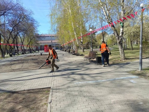 В Иркутске проходит масштабная уборку после празднования Дня Победы 97 рабочих и 7 единиц техники очищают парки, скверы и улицы города Читать подробнее на сайте...