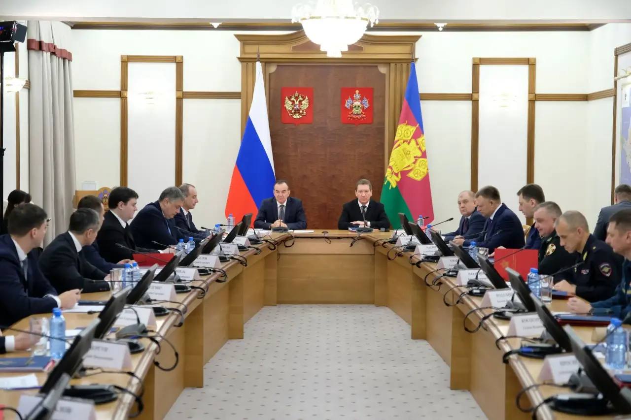 Власти Кубани ожидают свыше 500 тысяч туристов на новогодние праздники Краснодарский край примет более 500 тысяч туристов в период новогодних праздников 2025 2026 годов На новогодние каникулы в край приедут отдыхать больше 500 тыс туристов это только официальная цифра по числу бронирования отметил глава региона Вениамин Кондратьев В период праздников в охране общественного порядка в местах массового скопления людей задействуют около 2 тысяч полицейских их наряды также усилят казаками Школьные автобусы будут сопровождать машины Госавтоинспекции kondratyevvi Экономикавпечатлений