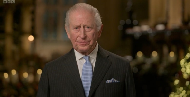 Карл III выступил с традиционным рождественским обращением к нации Сегодня британцы по традиции собрались у экранов чтобы прослушать рождественское послание короля Обычно монархи выступают с речью в стенах королевских резиденций Букингемском дворце Виндзорском замке или поместье Сандрингем Однако Карл III уже второй год подряд нарушает эту традицию в 2024 году он обратился к нации из часовни в столичном районе Фицровия в 2025 м из капеллы Богоматери Вестминстерского аббатства в Лондоне В своей речи монарх сделал упор на важности преодоления разногласий и сплочения общества перед различными вызовами