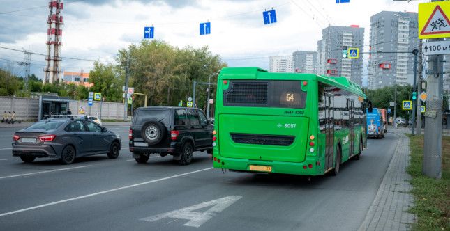 В Челябинске автомобилистам напомнят, что нельзя ездить по выделенке   Специальные наклейки появятся на общественном транспорте.