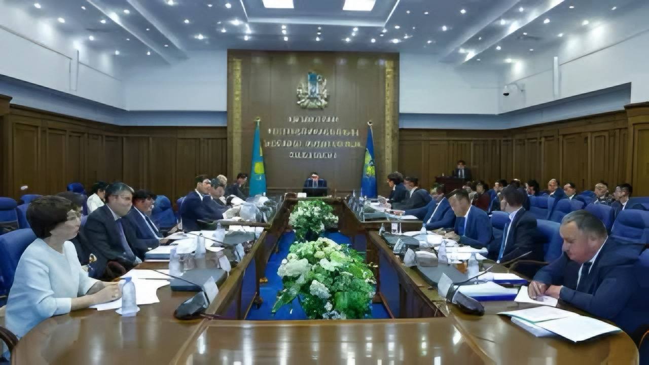 Потери в казне: аудит таможни и налогов выявил утечки на 2 млрд ₸ Высшая аудиторская палата ВАП завершила проверку, в ходе которой обнаружила значительные финансовые потери и слабую эффективность контрольных систем. Основные выводы аудита: • Потери бюджета — свыше 2 млрд тенге, включая 747 млн тенге прямых финансовых нарушений. • Обнаружено 34 процедурных нарушения и 29 системных недостатков. • Автоматизированная система управления рисками СУР показала слабую результативность: из 900 проверенных компаний доначислено лишь 46 млрд ₸. При этом 97 % компаний были удалены вручную из проверочного списка. Что тревожно: • Нарушения при импорте одежды из Турции:150 сертификатов, 104 из которых не зарегистрированы в реестре — угроза качеству и безопасности товаров. • Серый импорт обуви: рост ввоза заготовок в 13 раз за 4 года, зачастую обходит маркировку и пошлины. • Невозвраты НДС: задержка возврата 420 млрд ₸ в 2024 году и необоснованные возмещения на 375 млн ₸. • Контрабанда сигарет: изъято 16 млн пачек — в 4,5 раза больше, чем в 2021 году. Система маркировки почти не работает — не обработано ни одного сигнала. Что делать дальше: • ВАП направила рекомендации по устранению проблем, планируется усиленный контроль. • Необходимы модернизация СУР, систем маркировки, процедур возврата НДС и импортного контроля. • Улучшение администрирования — ключ к возврату доверия и пополнению бюджета. Источник: Tengrinews.kz — «Аудит таможни и налоговой службы показал потери бюджета на 2 млрд тенге»