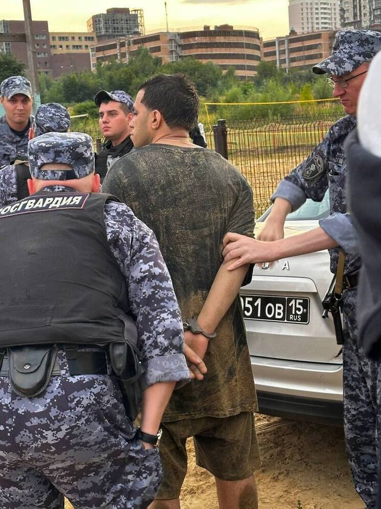 40 кубинцев устроили поножовщину на Дзержинском карьере в Подмосковье  На пляже карьера в Дзержинском женщине из компании мигрантов стало плохо, и ей тут же пришли на помощь русские спасатели. Однако на родине иностранцев, видимо, принято бросать человека в беде, поэтому дикари напали на двух сотрудников экстренных служб. Видео потасовки опубликовано в ТГ-канале O.K.O.  Толпой из 40 человек они забросали спасателей стеклянными бутылками, а после пошли в штыковую с ножами наперевес. В итоге сотрудников ранили. К счастью, они остались живы, но один попал в больницу.  При виде охраны кубинцы разбежались, но несколько человек удалось задержать. Позже выяснилось, что гастарбайтеры работали на Люберецком сельскохозяйственном рынке, но теперь слоняются по округе без дела, потому что несколько дней назад он пошёл под снос.  Этого инцидента можно было бы избежать, если бы по закону мигрантов селили в специальных поселениях для рабочих. До тех пор пока гастарбайтеры могут свободно перемещаться не только по городу, но и по стране, такие случаи, к сожалению, будут повторяться.   : соцсети  : O.K.O.   Царьград.ТВ — Не боимся говорить правду   Подпишись