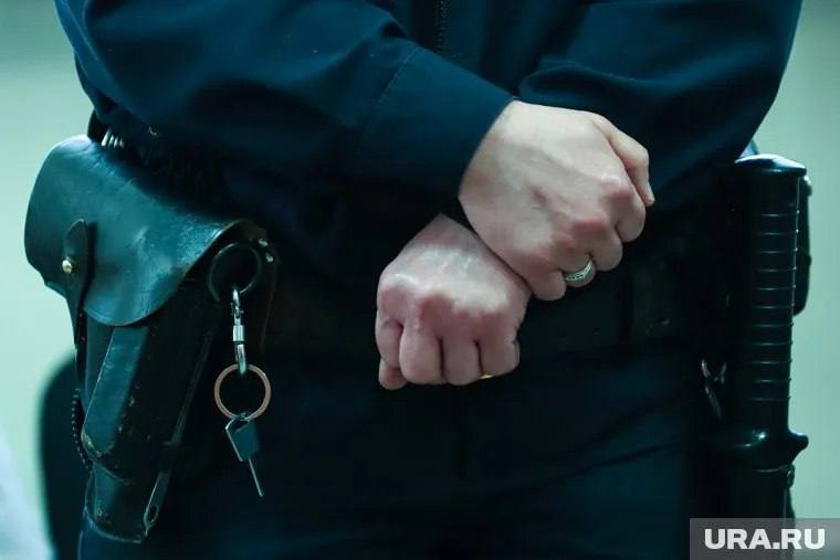 МВД задержало участников криминальной группы в ЯНАО и Тюмени Сотрудники Главного управления уголовного розыска МВД России совместно с коллегами из ЯНАО и Тюменской области задержали четверых подозреваемых в серии тяжких преступлений, совершенных в Тюмени и Новом Уренгое с 2007 по 2025 год. Детали преступлений: Задержанные причастны к убийствам трех человек, покушению на убийство и четырем случаям вымогательства. Мотивом преступлений было стремление получить контроль над сферой частных пассажирских перевозок. Предприниматели под угрозой насилия были вынуждены платить деньги за возможность работать в этой сфере. Ущерб и расследование: Общий ущерб от противоправных действий составил около одного миллиона рублей. В 2007 году один из задержанных стал криминальным лидером и создал организованную группу из шести человек. Участники группировки располагали огнестрельным оружием и системно осуществляли преступную деятельность. Меры пресечения: В отношении четырех подозреваемых избрана мера пресечения в виде заключения под стражу. Еще один фигурант объявлен в розыск, принимаются меры для его задержания. Подписаться Прислать новость Дать «буст»