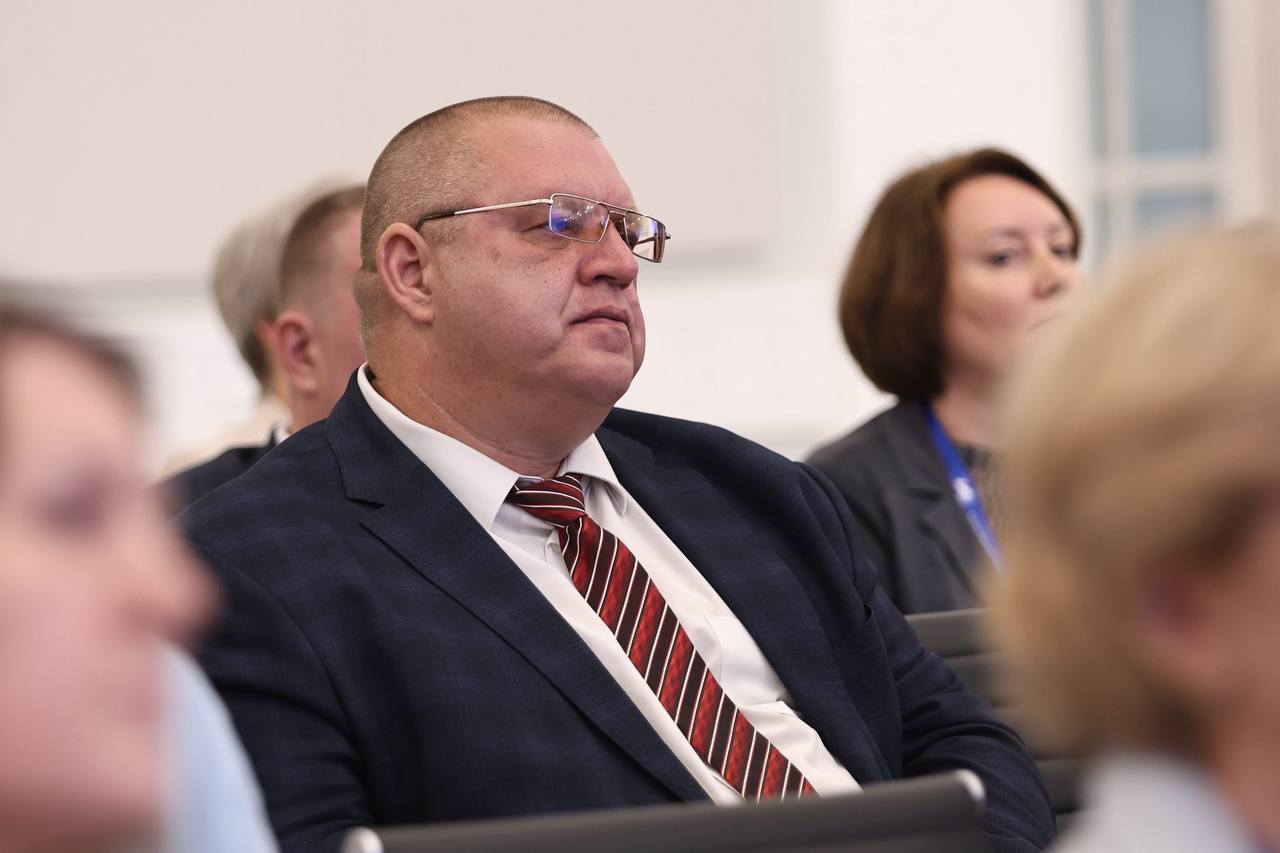 В Пскове проходит окружное совещание Минпросвещения РФ План мероприятий окружных совещаний включает пленарное заседание и работу проектной сессии по шести направлениям: «Комплексный план мероприятий по повышению качества математического и естественно-научного образования на период до 2030 года»; «Актуальные изменения нормативной правовой базы в сфере образования»; «Снижение бюрократической нагрузки на учителя»; «Профессиональное развитие и методическое сопровождение педагогических и управленческих кадров»; «Школьная библиотека: перезагрузка»; «Заработная плата учителя: новые подходы». Губернатор Псковской области Михаил Ведерников: У нашего региона очень специфические соседства, сразу две страны НАТО, которые десятилетиями финансировали своих агентов влияния, создают дополнительные сложности и угрозы, в первую очередь, для нашего молодого поколения. Мы поэтому особое внимание уделяем патриотической повестке, популяризации наших героев прошлого, современности. Безусловно, мы будем внимательно следить за мнениями и нововведениями, которые здесь прозвучат, и постараемся взять что-то в работу. В целом наша система образования сегодня находится на подъеме.