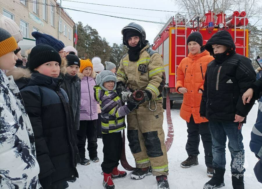 Пожарные Златоуста посетили подшефный Центр помощи детям      Мальчишкам и девчонкам рассказали о правилах безопасности и действиях в экстремальных ситуациях. После теории настало время для практики. Огнеборцы продемонстрировали тушение условного пожара различными способами.    А еще дали примерить боевки и каски. Глаза ребят светились от восторга, ведь они смогли почувствовать себя настоящими спасателями.    Для сотрудников МЧС России навещать своих подопечных стало доброй традицией! Мальчишки и девчонки не только получают ценные знания, но и чувствуют поддержку и заботу, что помогает им расти в дружественной атмосфере.