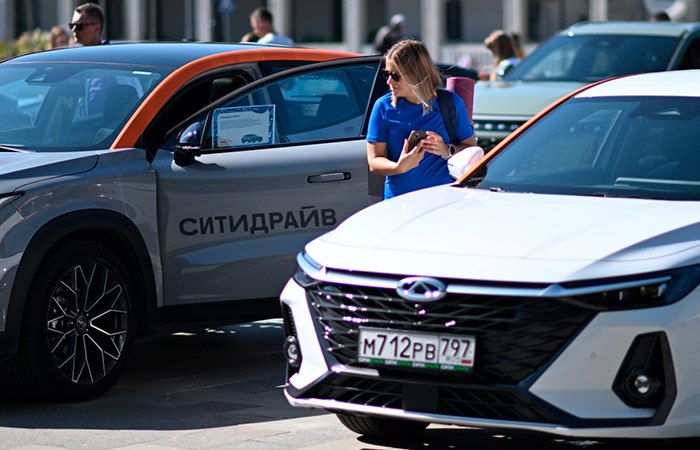 В Москве с 1 сентября вводится верификация пользователей сервисов каршеринга на портале mos.ru Она уже действует для курьеров и пользователей аренды электросамокатов. Фото: Алексей Майшев/РИА Новости