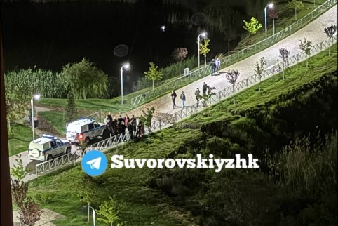 ‼ Пять человек задержаны после массовой драки на Суворовском в Ростове. Разборка случилась этой ночью на улице Андреева. По словам очевидцев, в драке принимали участие около 20 человек - и мужчины, и женщины. В какой-то момент даже прогремел звук, похожий на выстрел. - На место происшествия оперативно прибыли сотрудники полиции. В настоящее время в отдел полиции доставлено 5 человек, - рассказали в пресс-службе ГУ МВД России по Ростовской области. Причины массовой разборки выясняются. Если действительно применялось оружие и если есть раненые, участникам может грозит уголовная ответственность. Предложи нам новость