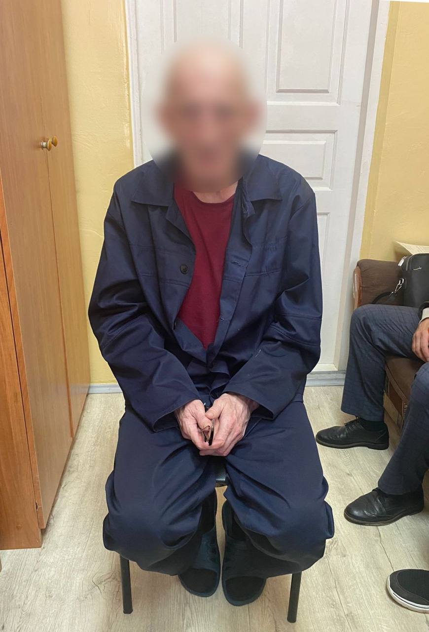 Убийца 13 женщин избежит колонии за убийство пенсионерки Следователи раскрыли новое убийство которое совершил 67 летний Сергей Пауков по прозвищу Паук Он зарезал пенсионерку летом 1998 года в Богдановиче чтобы обокрасть С 2001 года по решению суда он проходит принудительное лечение в психиатрической больнице за многочисленные убийства и разбои на территории семи российских регионов В убийстве Паук сознался Свою жертву он семь раз ударил ножом в шею и грудь Его требуют оставить в психбольнице Сергей Пауков страдал бредовым расстройством сообщили в прокуратуре Свердловской области Фото СУ СКР по Свердловской области Новости из Екатеринбурга