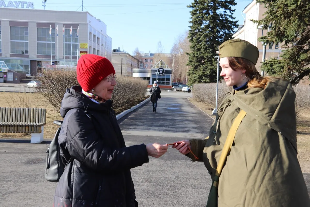 В Северодвинске стартует акция Георгиевская лента Ежегодно волонтёры Победы Белого моря распространяют георгиевские ленты рассказывая горожанам о значении и истории этого символа Победы Они также объясняют как правильно её носить Сегодня 22 апреля ленту можно получить до 18 30 у железнодорожного вокзала С 16 00 до 18 00 волонтёры будут вручать ленты у памятного знака Ратному подвигу северодвинцев Вечный огонь у стелы Город трудовой доблести на проспекте Труда у северодвинского драматического театра улица Ломоносова 77 на площади Победы В администрации Северодвинска напоминают что лента должна быть закреплена на левой стороне груди предпочтительно на лацкане пиджака или куртки Запрещено носить ленту на голове шее руках ногах или ниже пояса Нельзя прикреплять ленту к автомобилю сумке рюкзаку или другим предметам Каждый участник акции демонстрирует свою причастность к исторической памяти и уважительное отношение к героическому прошлому своей страны Патриотическая акция продолжится в мае Уточнить где можно будет получить георгиевскую ленточку можно по ссылке Фото администрация Северодвинска