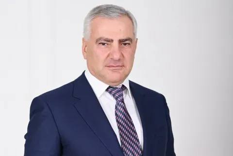 Ара Абрамян поздравил с 60-летним юбилеем Самвела Саркисовича Карапетяна, который был арестован в Ереване 18 июня:  «Ваше незаконное удержание под стражей и лишение свободы не делает Вас, как личность, менее свободным, чем Вы были до этого, но лишь в очередной раз раскрывает авторитарную, несправедливую и неблагодарную сущность нынешних властей Армении - страны, для которой Вы так много сделали как предприниматель и как национальный благотворитель. Убежден, что Ваш опыт и знания будут еще востребованы в Армении, к которой вернется уважение и достоинство, и которая станет независимым и процветающим демократическим государством. Желаю Вам и всем Вашим близким здоровья, неиссякаемой жизненной энергии и уверенности в победе добра над злом»,  - говорится в поздравлении, направленном Абрамяном юбиляру от имени САР.    IG  FB  VK   RuTube  YouTube Сайт