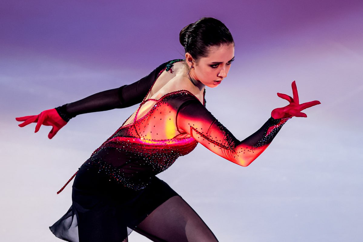 Федеральный суд Швейцарии отказал Камиле Валиевой в пересмотре дела о допинге Дисквалификация Валиевой за допинг закончится в декабре В марте адвокаты фигуристки обратились в суд утверждая что Всемирное антидопинговое агентство WADA скрыло аргументы которые могли значительно повлиять на вердикт CAS В сентябре 2024 го Associated Press писало что результаты научного эксперимента швейцарца Марсьяля Сожи могли подтвердить версию фигуристки о попадании триметазидина в ее организм через немытую разделочную доску Суд установил что значительная часть доводов Валиевой основывается на доказательствах полученных после вынесения вердикта CAS а документов из доклада Сожи защита не предоставила В суде сообщили ТАСС что исследование Сожи подтверждает как версию о загрязненном десерте так и о намеренном употреблении триметазидина Global Look Press Подписаться на РБК Спорт