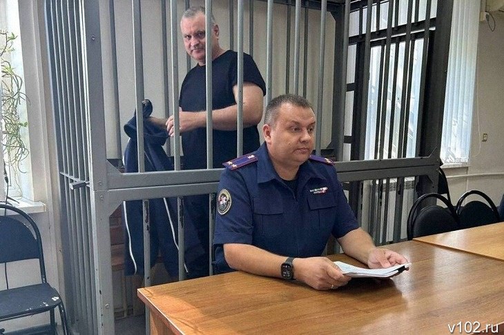 Центральный райсуд рассмотрел вопрос о продлении меры пресечения в отношении администратора Telegram канала Остров Свободы Михаила Серенко Задержанному 22 июля волгоградцу придется провести в СИЗО еще минимум месяц до 18 октября 2025 года  На заседании стало известно о том что в отношении админа Острова Свободы возбуждено уже 12 уголовных дел   подробнее