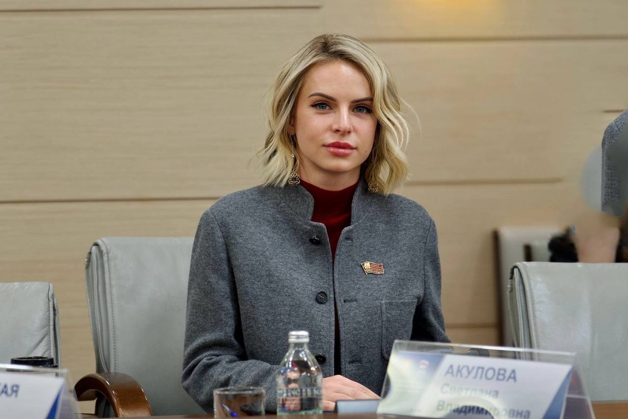 Сегодня в Московской городской Думе я приняла участие в заседании круглого стола на тему Женское движение Единой России в городе Москве Круглый стол был инициирован Партией ЕДИНАЯ РОССИЯ в связи с важностью реализуемых партийным проектом задач Масштабный проект Женское движение Единой России это единая платформа которая стала мощным инструментом для продвижения и развития социальных и гуманитарных инициатив Уже сегодня движение активно развивается в 80 регионах страны и объединяет свыше 100 000 участниц На территории Москвы Женское движение осуществляет свою деятельность на базе Московского городского регионального отделения Партии Одним из наших ключевых и системных направлений работы является реализация механизмов поддержки участников специальной военной операции и их семей В рамках круглого стола мы обсудили роль Женского движения в социальной адаптации защитников Отечества возвращающихся из зоны проведения СВО Отдельные слова благодарности хочу выразить Алексею Валерьевичу Шапошникову председателю Московской городской Думы Александру Григорьевичу Семенникову руководителю фракции Партии ЕДИНАЯ РОССИЯ в Мосгордуме Инне Юрьевне Святенко заместителю Председателя Совета Федерации Федерального Собрания РФ и Дарье Олеговне Борисовой заместителю председателя профильной комиссии Думы по делам общественных объединений и религиозных организаций за организацию этой важной дискуссии и возможность предметно обсудить ход нашей совместной работы Такие встречи крайне важны для координации усилий и выработки конкретных решений направленных на помощь тем кто защищает наше будущее Подписывайтесь на мой канал в МАХ