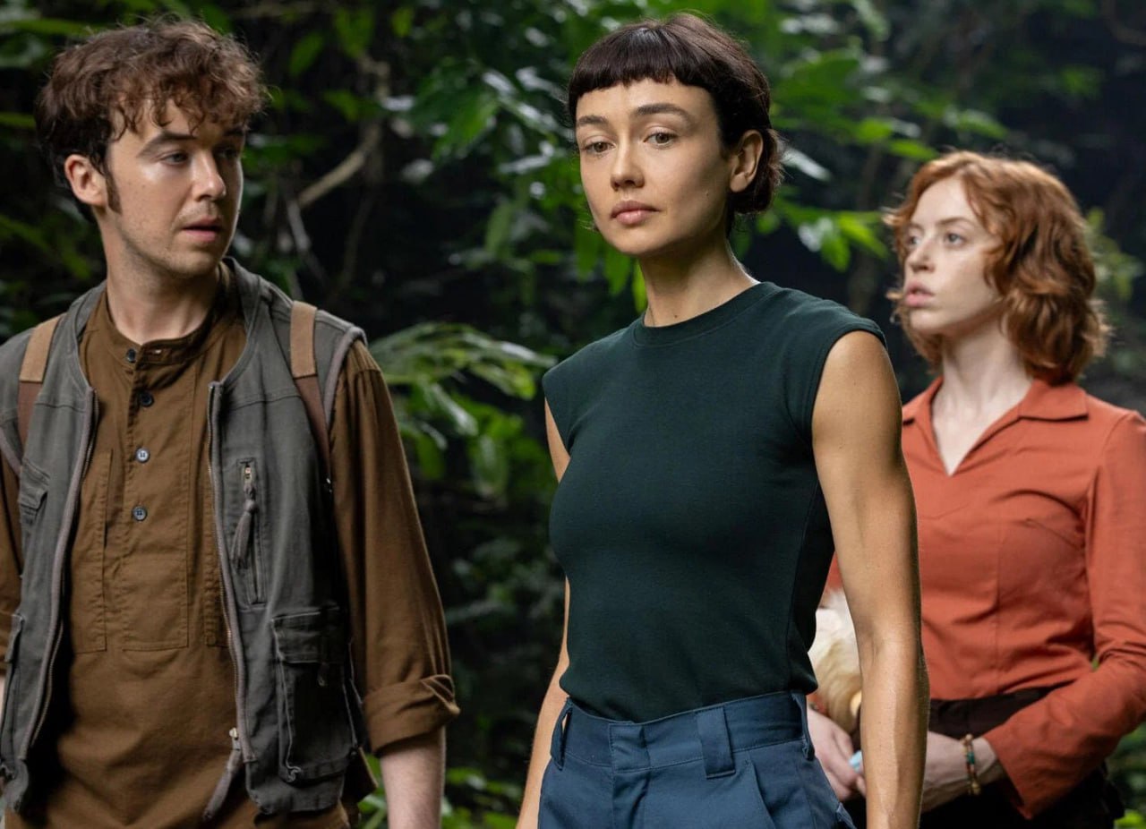 Чужой Земля сериал приквел оригинального фильма Ридли Скотта продлили на второй сезон Съемки продолжения стартуют в 2026 году в Лондоне Первую часть сериала снял Ноа Хоули шоураннер Фарго и Легиона Он подписал новый многолетний контракт с FX и Disney который включает в себя в том числе свежие серии Чужого Земля Первый сезон стартовал 13 августа 2025 года он получил высокие оценки критиков 94 свежести на Rotten Tomatoes при 198 рецензиях но зрителями был принят прохладнее рейтинг составил 66 Подробнее о некоторых событиях сериала и его противоречивых моментах читайте в материале Кинопоиск Новости