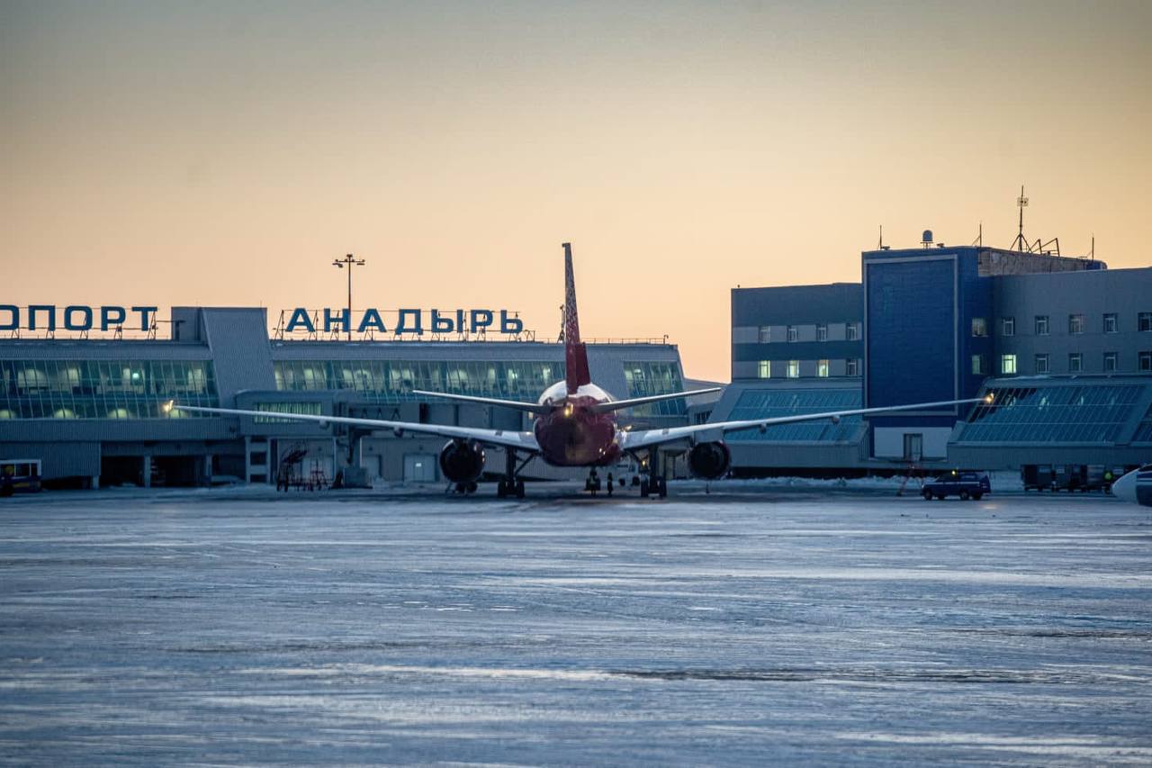 Авиасообщение Анадырь Москва открыта продажа субсидированных билетов Правительство Чукотского автономного округа совместно с авиакомпанией Аэрофлот сообщает о старте продаж льготных билетов по маршруту Анадырь Москва на 2026 год Продажа открыта заранее чтобы вы могли спланировать свое путешествие  Рейсы в летний период выполняются 3 раза в неделю  Билеты можно приобрести на рейсы выполняемые до 22 октября 2026 года  Субсидированный тариф для жителей Дальневосточного федерального округа 10 200 рублей  Льготный тариф для категорий Молодежь и Пенсионеры 9 000 рублей Где приобрести билет в кассах АТА Чукотки Официальный сайт авиакомпании Аэрофлот Важно реализация субсидированных билетов на весенне летний период по другим направлениям начнется ориентировочно в феврале марте 2026 года после формирования расписания авиакомпаниями Фото телеграм канал АТА Чукотки Подписывайтесь на канал Промышленность Чукотки в MAX