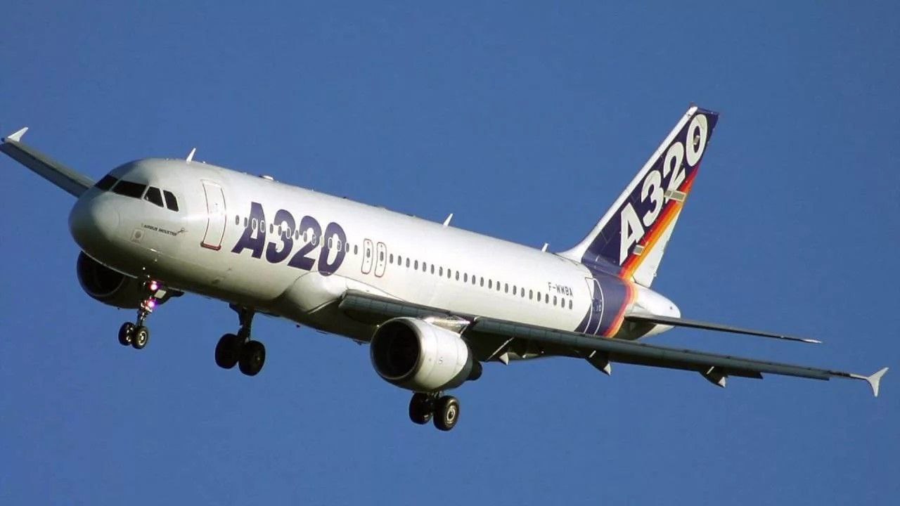 Airbus A320 стал самым массовым самолетом в истории гражданской авиации опередив Boeing 737 С момента начала эксплуатации в 1988 году было поставлено 12 260 самолетов Об этом пишет Reuters со ссылкой на отчет британской консалтинговой компании Cirium Рекорд был установлен после передачи очередного лайнера авиакомпании Flynas из Саудовской Аравии Airbus A320 первый массовый лайнер с электродистанционной системой управления fly by wire благодаря которой команды пилота передаются через компьютер PROtransport