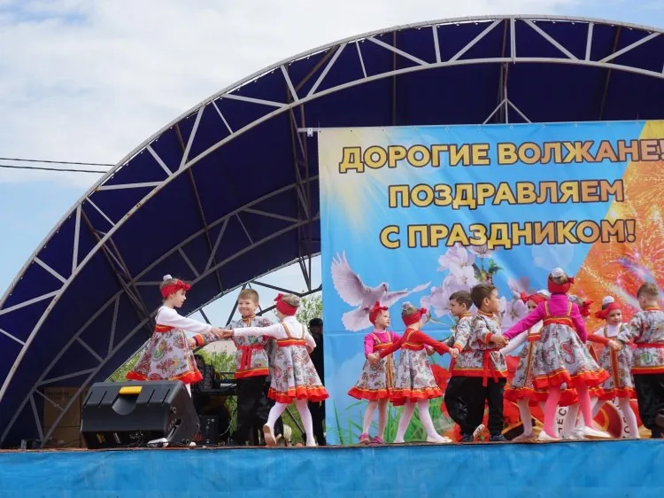 Шашлыки и песни в Волжском 1 Мая планируются праздничные мероприятия В городе Волжском планируется праздничные мероприятия к 1 Мая Об этом сообщили в городской администрации Парк Гидростроитель в 15 00 состоится фестиваль музыки и еды Его главным событием станет конкурс шашлыков Также гостей фестиваля ждет караоке турнир победителю которого достанется ценный приз В парке будут работать аттракционы для детей и взрослых неповторимая атмосфера праздника и отличное настроение В парке Новый город в 16 00 начнется праздничная концертно развлекательная программа Первомай Волжане увидят выступления молодежных творческих коллективов для детей организуют лазертаг и мастер классы В парке Волжский 1 мая пройдет еще один Фестиваль шашлыка Подробнее на Волжский ру   www volzsky ru index php wx 16 wx2 83733 ВолжскийРу волжский vlz