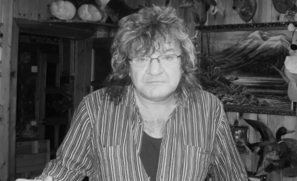Скончался бывший солист группы Земляне Юрий Жучков умер в возрасте 67 лет Об этом сообщил в соцсети ВКонтакте его коллега участник команды КВН Дети лейтенанта Шмидта Виталий Гасаев Причину смерти он не назвал По информации Telegram канала SHOT артист скончался из за проблем с сердцем Юрий Жучков был солистом группы Земляне с 1986 по 1992 год После распада коллектива музыкант вернулся в Барнаул и основал группу Восточный экспресс Подписаться на Говорит Москва Telegram VK МАКС