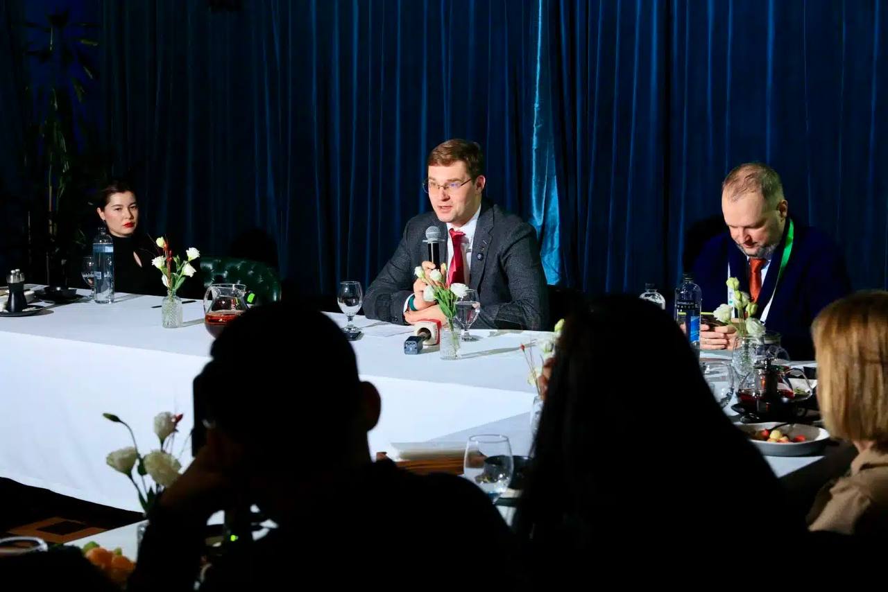 Freedom Holding рассматривает выход на турецкий рынок Об этом в Алматы сообщил CEO и мажоритарный акционер группы Тимур Турлов По его словам конкретных сделок пока нет но направление кажется компании логичным Турлов подчеркнул что речи о покупке крупного банка не идет Freedom вероятнее всего будет получать лицензию а не приобретать большой актив Он также намекнул что подход компании похож на стратегию Kaspikz который выходит на рынок Турции через покупку Rabobank Ранее Bloomberg связывал возможные планы Freedom с TurkishBank AS При этом Турлов названия банка не подтвердил Группа продолжает расширение на зарубежных рынках недавно Freedom получил разрешение на открытие банка в Грузии Турлов подчеркнул что компания строит региональную сеть цифровых банков и хочет экспортировать свои технологии в другие страны Казахстан Турция Финансы   Цифровые технологии centralasianow Подписаться на канал