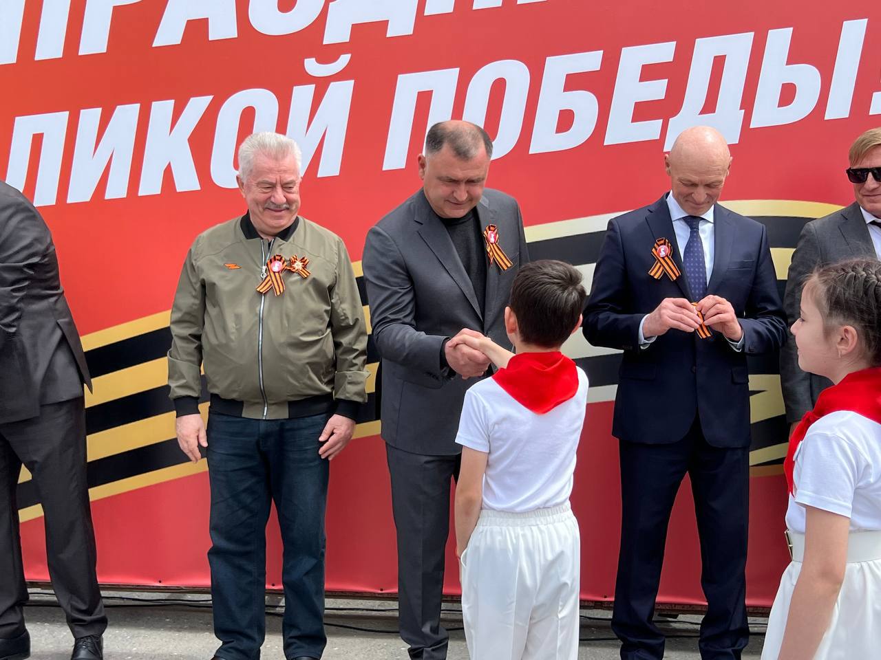 В Цхинвале стартовала акция "Георгиевская лента". Первыми участниками акции стали президент Алан Гаглоев, посол России в Южной Осетии Марат Кулахметов, а также гости республики - депутат Госдумы Виктор Водолацкий и директор лагеря "Орленок" Александр Джеус. Sputnik-Ossetia