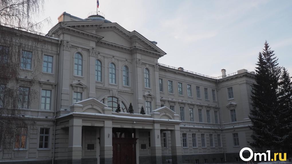 В Омской области помощников бывших депутатов Заксобрания обвиняют в мошенничестве Прокуратура Омской области направила в суд уголовное дело против помощников бывших депутатов Законодательного собрания региона. Их обвиняют в мошенничестве в особо крупном размере ч. 4 ст. 159 УК РФ . По версии следствия, в период с октября 2021 по декабрь 2023 года помощник депутата совместно с бывшим депутатом устроили знакомого на должность, но тот не исполнял своих обязанностей. В результате было похищено более 1,8 млн рублей, выплаченных как заработная плата. Двое обвиняемых признали свою вину, экс-помощник депутата свою вину отрицает. Суд наложил арест на имущество обвиняемых на сумму более 7,6 млн рублей. Дело направлено в Центральный районный суд Омска для рассмотрения.