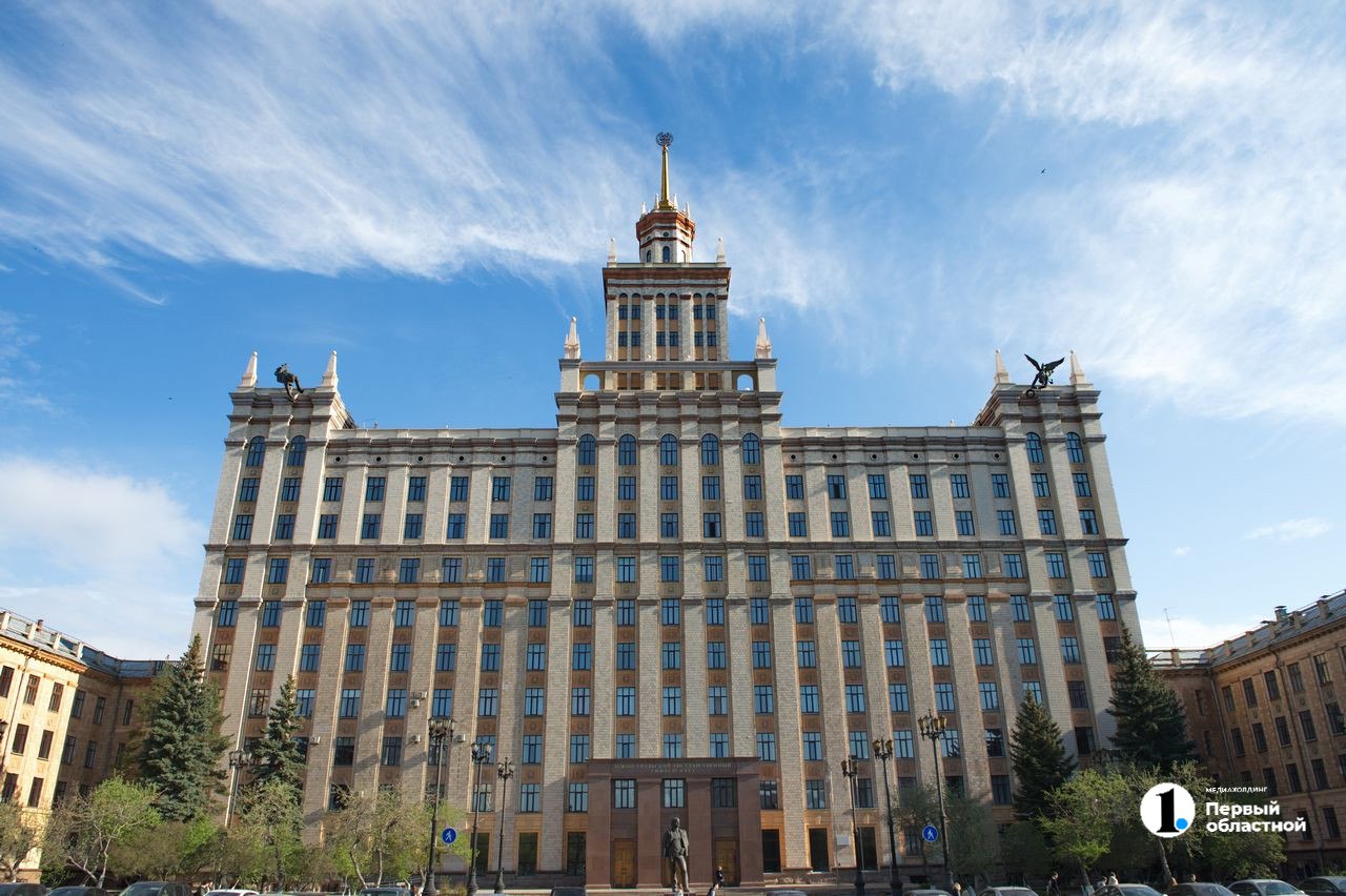 ЮУрГУ получит грант на создание Центра промышленной робототехники   Вуз стал одним из четырех победителей грантового конкурса. ЮУрГУ получит необходимые для создания Центра 319,3 миллиона рублей. Первая часть денег поступит уже в этом году, вторая — в 2026-м, третья — в 2027-м.   Известно, что в Центре будут разрабатывать и внедрять робототехнику, запускать образовательные программы и подготавливать специалистов.     / Прислать новость