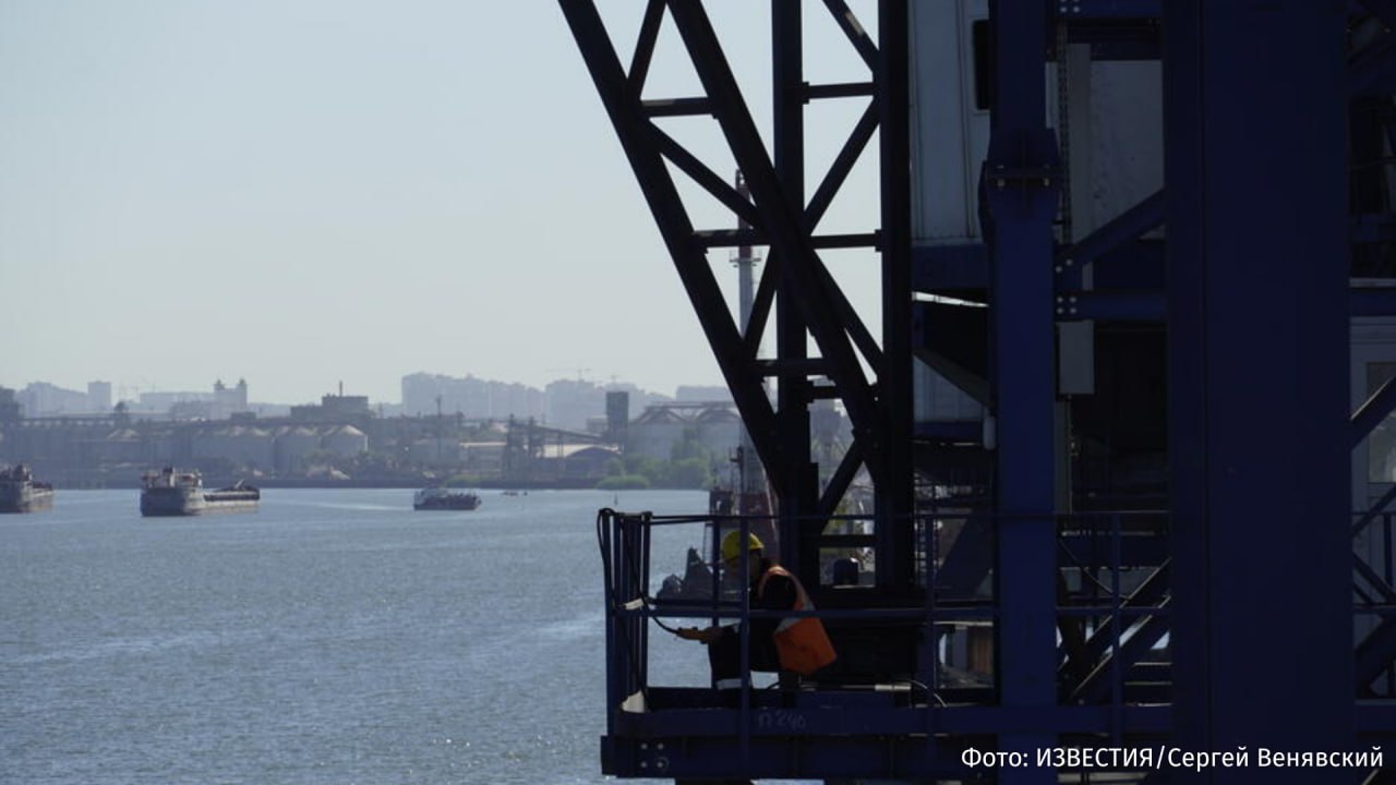 В морском порту Мариуполя будет оборудован грузовой постоянный многосторонний пункт пропуска через государственную границу России подписано соответствующее распоряжение На сегодняшний день морской порт Мариуполя является самым крупным и глубоководным морским портом Азовского региона Длина его причальной линии составляет 3 9 км В настоящее время суда готовы принимать 12 грузовых причалов сообщили в кабмине Отмечается что наличие перегрузочных машин и оборудования позволяет порту обеспечивать быструю загрузку и разгрузку судов различных видов В кабмине подчеркнули что после окончания дноуглубительных работ порт сможет принимать сухогрузы универсальные суда и контейнеровозы вместимостью до 25 тыс т IZ RU в Telegram в MAX