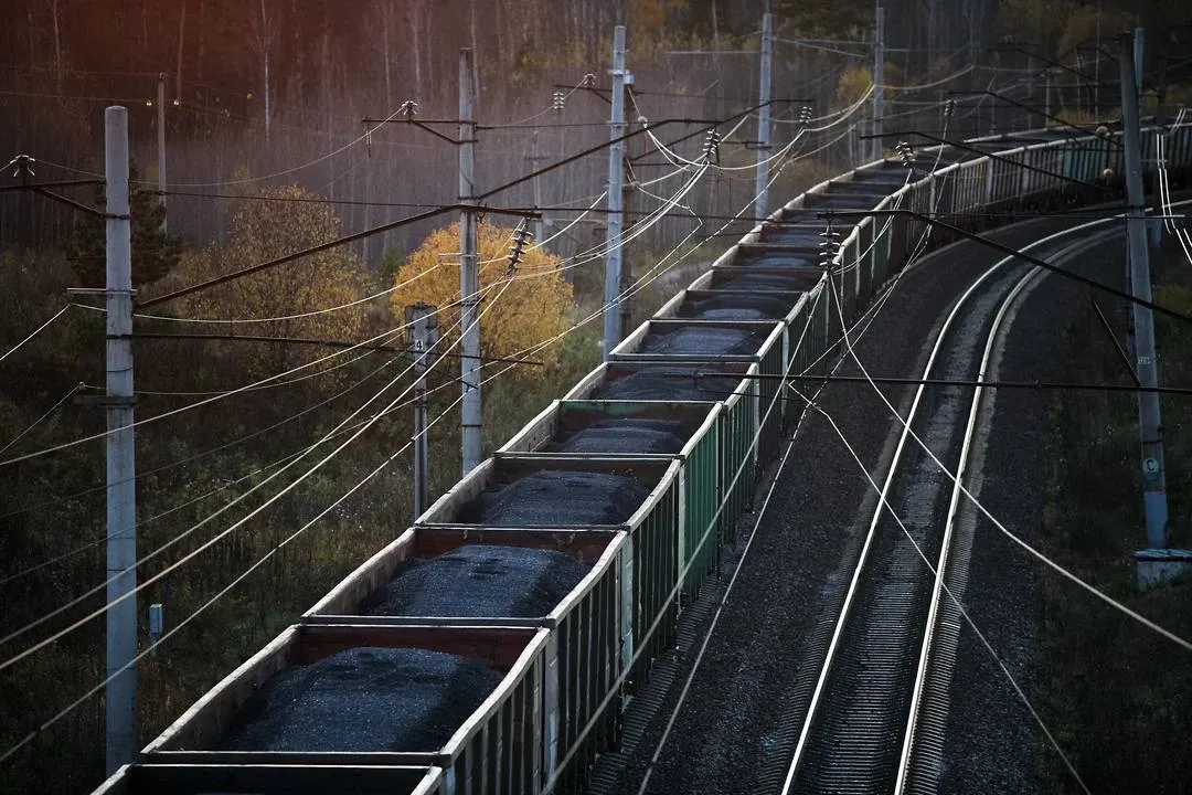 Спрос на российский уголь вырос в Турции Положение российского угля на мировом рынке в начале мая определялось локальными факторами в большей степени чем глобальными Так в Европе востребованность угля из за большого дисконта и короткого логистического плеча заметно выросла В то же время в Индии фрахт оказал губительное воздействие на российских экспортеров у которых стали выигрывать конкуренты из Австралии и ЮАР с более калорийным сырьем пишет Коммерсант В Турции спрос на российский уголь вырос из за роста себестоимости для цементного производства альтернативного нефтяного кокса Как следует из еженедельного обзора NEFT Research Мировой и российский рынок энергетического угля на неделе завершившейся 3 мая в Азии доминировал позитивный тренд Китай продолжал наращивать запасы перед летним сезоном Индекс CFR Южный Китай калорийность 5500 ккал вырос до 110 9 за тонну 32 1 с начала года Котировки аналогичного по калорийности угля на условиях FOB Восточный увеличились до 87 за тонну 20 3 Стоимость тонны российского энергоугля 6000 ккал FOB Тамань выросла за неделю на 0 5 до 85 5 FOB Балтика на 2 5 до 74 5 В Европе уголь исторически следует за ценой на газ Даже при слабом физическом спросе ралли в газовых хабах TTF из за геополитических рисков автоматически тянет вверх угольные индексы сказал партнер NEFT Research по консалтингу Александр Котов Самым критичным трендом для российских экспортеров является снижение маржинальности поставок в Индию из за дорогой логистики При этом российские угольщики сохраняют высокую конкурентоспособность в сегменте high CV за счет сочетания премиального качества и гибкого ценообразования НА ГОРА Угольная аналитика Max