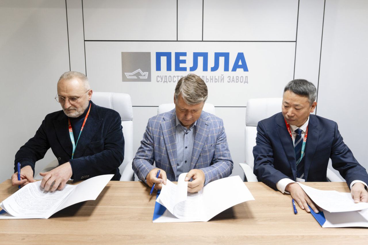 ЛСЗ Пелла подписал соглашение на поставку пропульсивных комплексов на новую линейку буксиров серии ПЕ с перспективой локализации производства Ленинградский судостроительный завод Пелла подписал в ходе выставки НЕВА 2025 трехстороннее соглашение с компанией Промышленные компоненты КАМАЗ и китайским производителем Advance на поставку пропульсивных комплексов для строительства новой линейки буксиров серии ПЕ и многофункциональных катеров По условиям соглашения компания Промышленные компоненты КАМАЗ отвечает за поставку двигателей а Advance в свою очередь отвечает за изготовление редукторов винторулевых колонок и панелей управления Также китайская компания отвечает за интеграцию всего комплекса и программное обеспечение Читать подробнее   paluba media news 201200   Подписаться на Медиапалубу