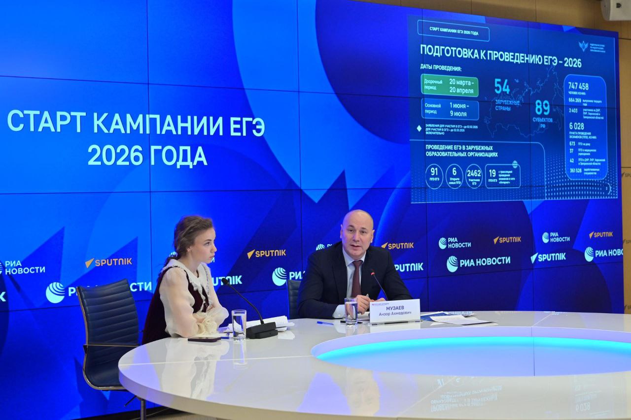 Естественно научные предметы и профильная математика продолжают набирать популярность у сдающих ЕГЭ Министерство образования и науки Херсонской области представляет обзор данных по выбору предметов для сдачи ЕГЭ в 2026 году Отмечается устойчивый рост интереса выпускников к естественно научным предметам и профильной математике Второй год подряд растет популярность профильной математики На ЕГЭ по этому предмету в 2026 году зарегистрировалось более 371 тысячи человек рост составил более 10 Растет и информатика ее выбрали более 21 7 участников или почти 162 тысячи зарегистрировавшихся на экзамен увеличение по сравнению с прошлым годом более 9 тысяч человек или 6 На следующем месте по популярности биология ее планируют сдавать 20 3 участников ЕГЭ или более 152 тысяч человек рост по сравнению с прошлым годом более 10 тысяч человек или 7 4 В пятерку лидеров также вошли физика и химия Физику в этом году планируют сдавать почти 147 тысяч человек или около 20 участников экзаменов рост почти 29 тысяч участников или 24 4 На химию зарегистрировались около 115 тысяч человек или более 15 участников Рост составил более 11 тысяч человек или 10 7 Эти цифры озвучил руководитель Рособрнадзора Анзор Музаев в ходе пресс конференции на которой он рассказал о подготовке к экзаменационной кампании ЕГЭ 2026 года и выборе предметов выпускниками в этом году Тренд роста популярности естественно научных предметов в этом году сохраняется Министерством просвещения регионами учителями была проделана огромная работа для популяризации этого направления Это очень важный тренд для системы образования для безопасности и экономики всей страны Цифры зарегистрировавшихся на экзамены нас радуют это серьезное улучшение условий для набора абитуриентов для технических и ориентированных на естественные науки вузов отметил Анзор Музаев