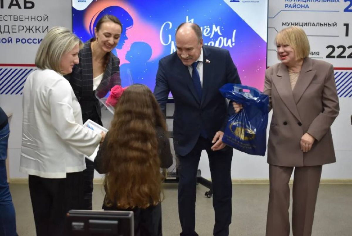 Музалевский наградил матерей и жен орловских участников СВО   newsorel ru fn 1762170 html В преддверии празднования Дня матери председатель Орловского облсовета Леонид Музалевский встретился с близкими защитников   Прислать новость Подписаться