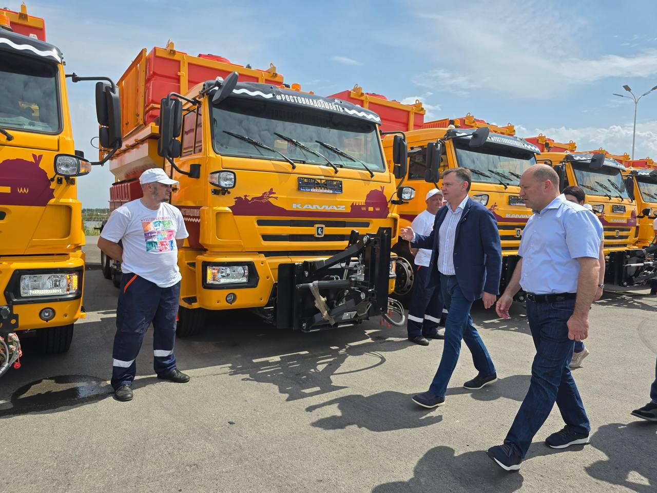 В донской столице обновили парк коммунальной техники   На уборку городских улиц теперь будут выходить около 200 коммунальных машин   Новую коммунальную технику для уборки улиц Ростова-на-Дону сегодня, 9 августа, передали трем муниципальным предприятиям донской столицы. 34 специализированные машины пополнили коммунальный автопарк, и теперь ежедневно на улицы города будут выходить 196 единиц уборочной техники.   Во время передачи машин глава региона Юрий Слюсарь пообщался с сотрудниками коммунальных предприятий. Он отметил, что пока ситуацию с уборкой в городе нельзя назвать идеальной, и выразил надежду, что новая техника позволит ее заметно исправить.   «Уверен, общими усилиями с администрацией мы со временем сможем навести порядок с уборкой улиц. Ростов-на-Дону – столица нашего региона, его лицо, и выглядеть он должен под стать этому статусу, чтобы жители могли в полной мере гордиться своим городом», - сказал Юрий Слюсарь.   Отдельно он обратил внимание главы Ростова Александра Скрябина на необходимость контроля за состоянием контейнерных площадок для сбора мусора, а также территорий рядом с ними. Напомнив, что это ответственность именно муниципальных властей.   Подписаться на "Новости Ростова"    Прислать новость