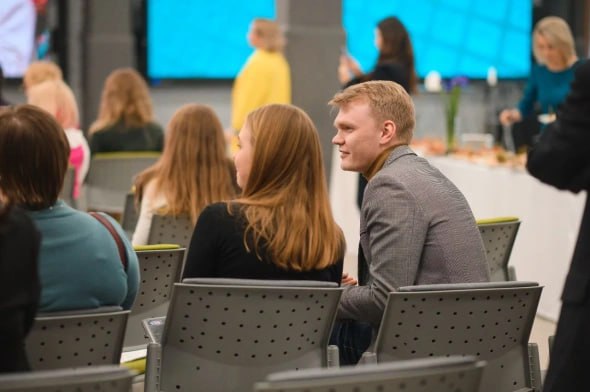 Количество молодых предпринимателей выросло в Прикамье на 8 за год За январь июнь 2025 года количество молодых предпринимателей в Пермском крае выросло на 8 по сравнению с аналогичным периодом прошлого года Всего за первое полугодие в регионе было зарегистрировано свыше 331 тыс субъектов малого и среднего предпринимательства сообщили в Минэке Прикамья Доля бизнесменов в возрасте 18 35 лет за тот же период в регионе составила 38 или 127 тыс субъектов малого и среднего бизнеса 15 тыс из которых это индивидуальные предприниматели 3 тыс юридических лиц свыше 109 тыс самозанятых граждан Наиболее популярными направлениями деятельности среди молодёжи остаются розничная торговля строительство автомобильные перевозки реклама и сфера красоты rbc perm