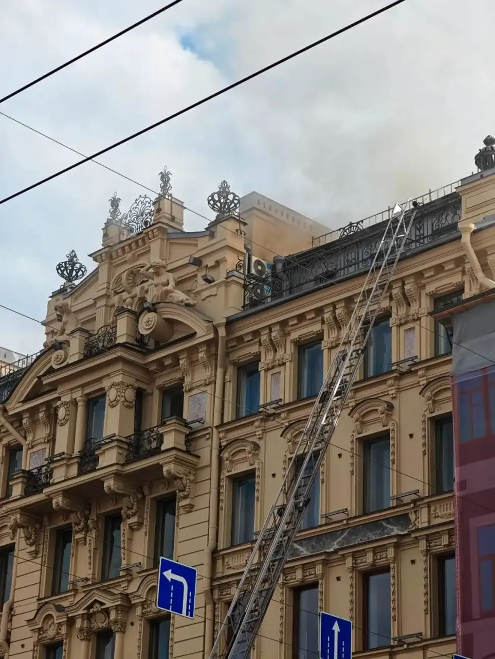 В историческом доходном доме банкира Блокка произошел крупный пожар На чердаке дома 65 являющегося историческим зданием доходным домом банкира Генриха Блокка произошло возгорание Огонь охватил около 100 квадратных метров пожару присвоен повышенный уровень сложности 1БИС Пожарные оперативно прибыли на место происшествия и локализовали возгорание Павел Прокофьев Читай нас в MAX Читай нас в Telegram
