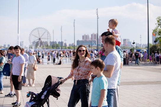 Президент России Владимир Путин поручил предусмотреть увеличение размера господдержки семей в том числе на улучшение их жилищных условий в зависимости от количества детей Об этом сообщает РИА Новости Утвержденный президентом перечень поручений по итогам заседания Совета по стратегическому развитию и нацпроектам опубликован на сайте Кремля Правительству РФ с учетом ранее данных поручений подготовить совместно с комиссиями Государственного Совета РФ по направлениям социально экономического развития РФ Общероссийским общественным движением Народный фронт За Россию и представить предложения по комплексной модернизации мер направленных на повышение рождаемости и поддержку семей имеющих детей в том числе на улучшение их жилищных условий предусмотрев увеличение размера государственной поддержки таких семей в зависимости от количества детей в семье говорится в сообщении Исполнить поручение необходимо до 1 июня 2026 года