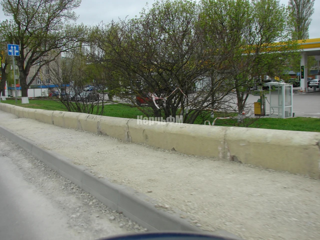 На Горьковском мосту Керчи продолжаются работы  Тротуар на Горьковском мосту со стороны АЗС практически полностью готов к укладке асфальта, передает КерчьФМ.  Со стороны супермаркета работы еще продолжаются. На месте трудятся дорожные строители и техника... подробнее