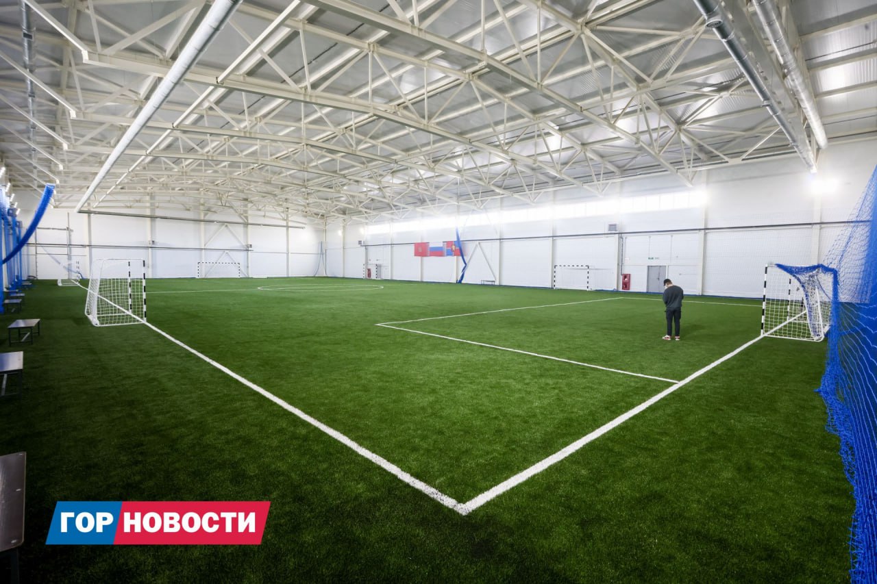В Солнечном в сентябре завершится благоустройство на стадионе «Ротор» При поддержке губернатора Михаила Котюкова для ребят построены тёплые раздевалки и крытый манеж. Сейчас на территории рабочие занимаются благоустройством и оборудуют контрольно-пропускной пункт. «Пока погода позволяет — тренируемся на улице. Но в сентябре перейдем в крытый манеж, — пояснил Александр Гуцик, директор спортивной школы олимпийского резерва «Рассвет», заслуженный тренер России. — Такой футбольный манеж с искусственной травой, полем размером 36 на 65 метров — единственный в Сибири, принадлежащий спортивной школе. Благодарны всем, кто поддержал наш проект!» Для удобства ребят от остановки до входа на стадион проложат пешеходную дорожку. Сегодня ход работ проверил исполняющий обязанности мэра Красноярска Алексей Шувалов. Он поручил ответственным за благоустройство подразделениям — Красспорту и управлению дорог, инфраструктуры и благоустройства — синхронизировать работы, завершить их одновременно. Фото: Дмитрий Шабалин