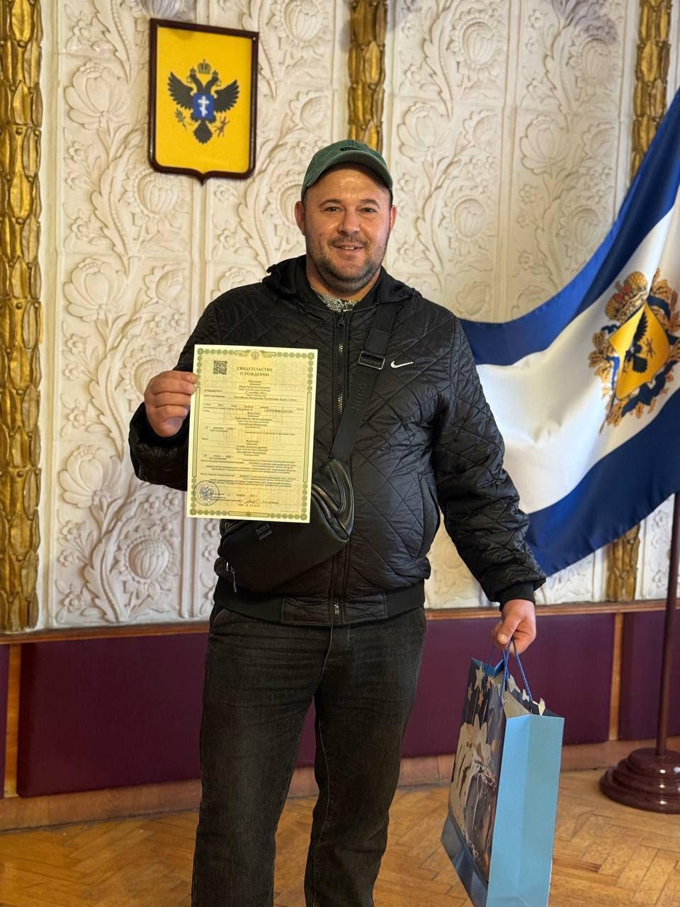 55 е рождение зарегистрировано Каланчакским районным отделом ЗАГС 5 ноября 2025 года в Каланчакском районном отделе ЗАГС была зарегистрирована 55 я запись акта о рождении Счастливым обладателем этого номера стал Марк Константинович Фурсенко первенец Константина и Алины Фурсенко чья любовь была скреплена брачными узами в этих же стенах 16 августа 2025 года В торжественной обстановке сотрудники Каланчакского районного отдела ЗАГС поздравили новоиспеченных родителей с появлением на свет сына вручив первый официальный документ Марка и пожелали чтоб в их семейной жизни были только приятные хлопоты радостные эмоции счастливые моменты и чудесные дни а малыш рос в атмосфере любви заботы нежности и доброты Рождение каждого гражданина это не просто статистическая единица это новая надежда для всей Херсонской области Мы уверены что Марк вырастет достойным гражданином Российской Федерации и внесет свой пусть пока и маленький вклад в процветание родного края Константин и Алина Фурсенко искренне поблагодарили сотрудников отдела ЗАГС за теплый прием и чуткое внимание к их семье Они подчеркнули что рождение сына стало для них самым знаменательным и радостным событием в жизни Несмотря на то что Каланчакский район пока демонстрирует более скромные показатели рождаемости в сравнении с другими районами Херсонской области рождение каждого ребенка здесь воспринимается как бесценный дар и стимул для дальнейшего развития и процветания