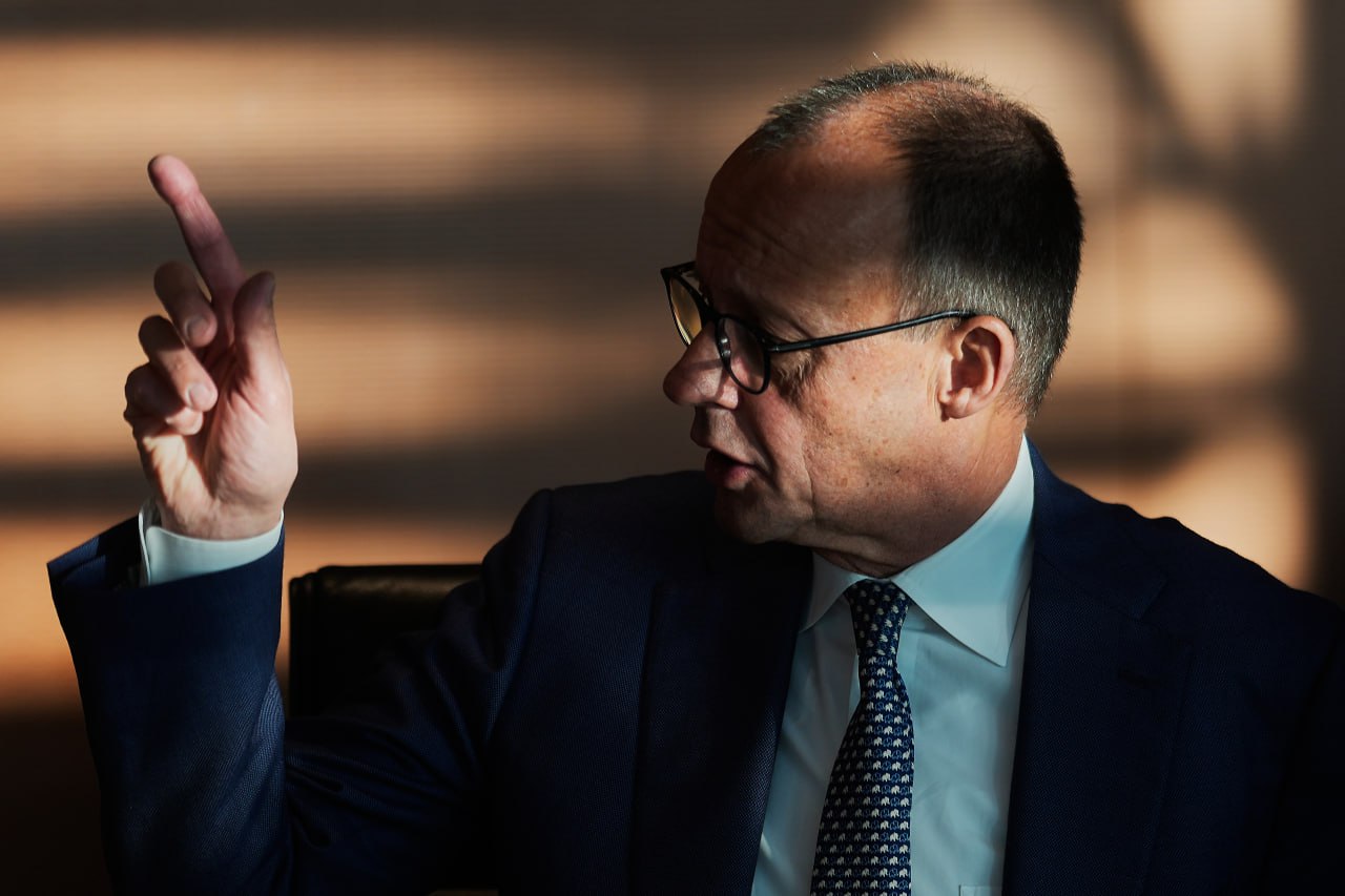 Германия ответила на угрозы Медведева похитить Мерца Правительство Германии заявило что канцлер Фридрих Мерц хорошо и надежно защищен Подробнее Правительство Германии резко осудило высказывания заместителя председателя Совета безопасности России Дмитрия Медведева о возможном похищении канцлера Фридриха Мерца Заместитель официального представителя правительства ФРГ Себастиан Хилле заявил что подобные заявления являются недопустимыми Он подчеркнул что в Берлине решительно осуждают такие угрозы По словам Хилле правительство не видит оснований для усиления мер безопасности канцлера после комментариев Медведева Он заявил что действующие меры защиты соответствуют текущему уровню угроз Имеющиеся меры безопасности оказались эффективными и обеспечивают защиту соответствующую конкретной ситуации сказал представитель правительства Он добавил что канцлер Фридрих Мерц хорошо и надежно защищен Хилле также отметил высокий профессиональный уровень сотрудников службы охраны Федерального уголовного полицейского управления По его словам они являются одними из лучших в мире Накануне Дмитрий Медведев заявил что после событий в Венесуэле допускает возможность подобных операций и в отношении лидеров других стран В качестве примера он упомянул канцлера Германии Медведев утверждал что такой сценарий якобы может иметь долю реалистичности и сопровождал свои слова оскорбительными высказываниями в адрес Мерца Будьте в курсе последних новостей с TRT на русском