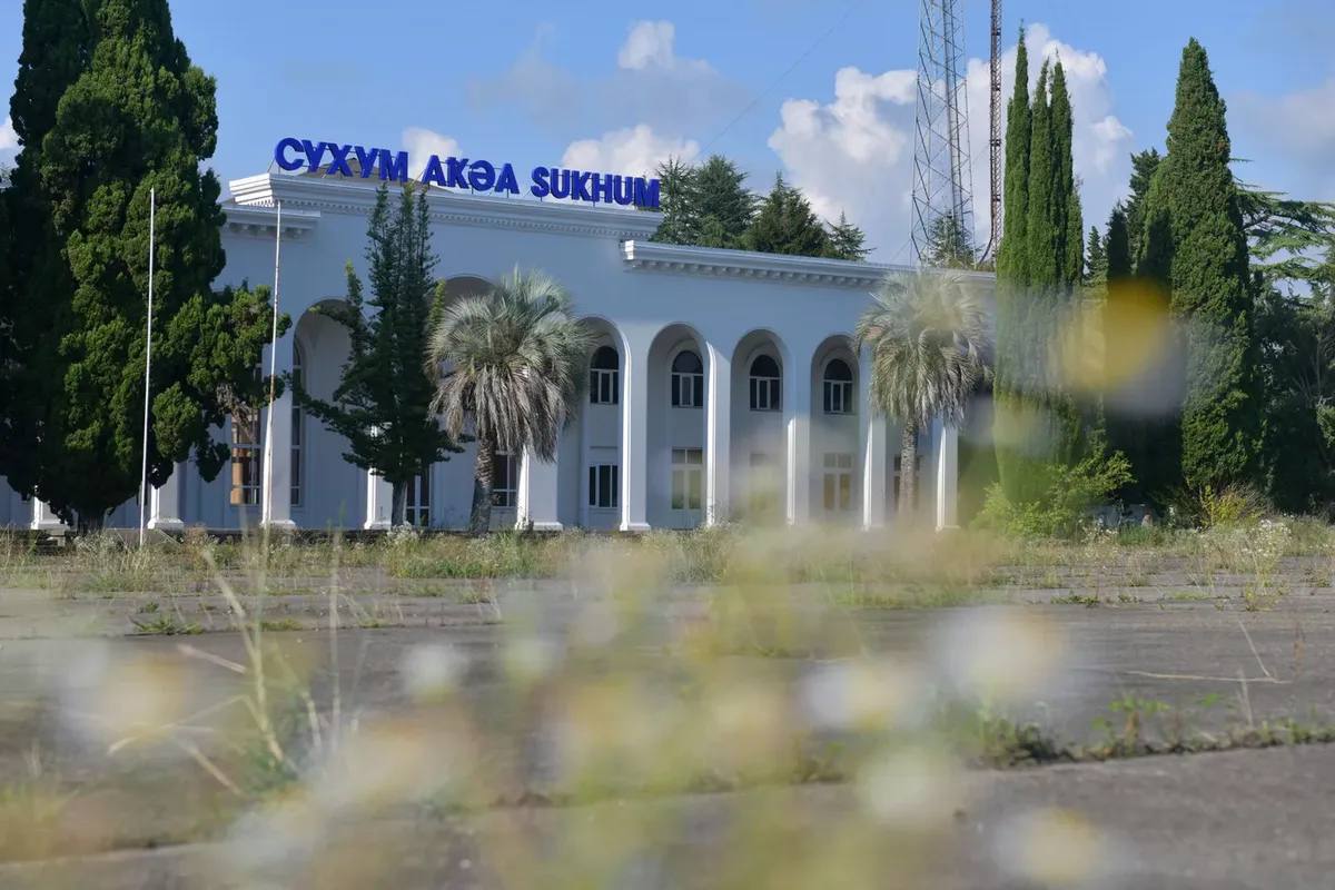 Электричка напрямую свяжет аэропорты Сочи и Сухума. Железнодорожный маршрут, который станет продолжением запущенной в мае электрички из Сириуса в Абхазию, соединит аэропорты Сочи и Сухума. Работы по расширению маршрута уже обсуждаются, а завершить проект планируют в течение двух лет. Кубанские Новости