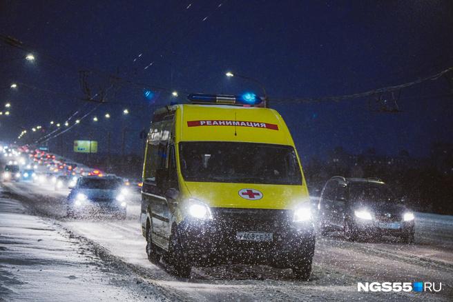 За прошедшие сутки омские медики выезжали на вызовы 1054 раза 375 омичам потребовалась госпитализация Об этом рассказали в региональном Минздраве По данным ведомства в новогоднюю ночь произошло 184 травмы 28 из них получили дети Всего в больницы попали 127 омичей и 22 ребенка 10 раз за минувшие сутки бригады скорой медицинской помощи выезжали на дорожно транспортное происшествия в которых пострадали 13 человек в том числе четыре ребенка Пять пострадавших в том числе двое детей госпитализированы Всем оказывается необходимая медицинская помощь добавили в Минздраве Двое человек получили травму глаз Они пострадали от пиротехники и были доставлены в офтальмологическую больницу Трое человек все взрослые госпитализированы с переохлаждением Алкоголем отравились восемь омичей Будьте в курсе даже офлайн NGS55 в MAX