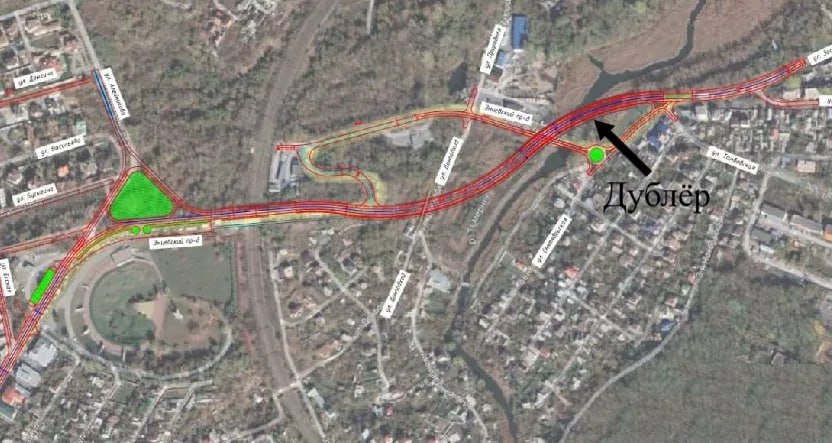В Ростове на Дону утвердили проект дублера Змиевского проезда В Ростове на Дону утвердили проект строительства новой дороги которая соединит улицы Доватора и Зоологическую и станет дублером Змиевского проезда Трасса свяжет жилые районы с трассой Новороссия и Западной хордой Интенсивность движения на новом участке через 20 лет может достигать 69 тысяч машин в сутки что существенно разгрузит старый Змиевской проезд Проект предусматривает несколько этапов подготовка территории строительство путепровода через ж д пути эстакады над поймой реки Темерник укладка асфальта и благоустройство Часть земель под строительство изымут у владельцев но зона культурного наследия мемориал в Змиевской балке затронута не будет Общая площадь объекта 113 тыс кв м