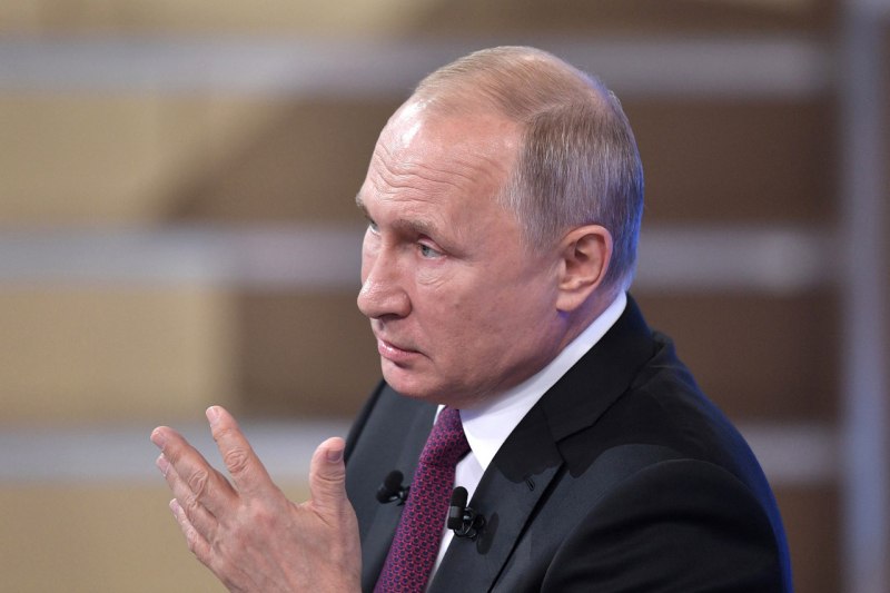 Москва отреагировала на сравнение России с бумажным тигром сделанное ранее американским президентом Дональдом Трампом РФ удивила международное сообщество продуманным ответом Стратегию российского лидера проанализировали журналисты китайского издания Baijiahao Путин нанес ответный удар по Трампу После девяти дней молчания российский президент дал отпор США пишут обозреватели Baijiahao передает АБН24 Китайские аналитики полагают что российское руководство проявило стратегическую мудрость выждав несколько дней перед тем как ответить на заявления Трампа По их мнению такая идеальная пауза позволила предотвратить излишнюю эскалацию в российско американских отношениях поскольку иначе ответные шаги могли бы спровоцировать перегрев отношений Путин заявил что Трамп умеет слышать Публичная реакция российского президента во время выступления в дискуссионном клубе Валдай оказалась по оценке обозревателей Baijiahao необычайно жесткой