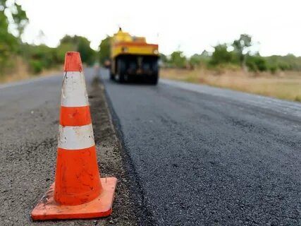 Финансирование ремонтов дорог из областного бюджета Вологодской области в 2025 году уменьшится на 12 миллиардов рублей  Это примерно треть от расходов текущего года. Такие цифры содержатся в проекте областного бюджета, внесенного в Законодательное собрание области. А учитывая существенный рост цен на все материалы, понимаем, что дорог в следующем году отремонтируют примерно наполовину меньше чем в этом.   Пока неизвестно, какую сумму перечислит  если перечислит вообще  на дорожные работы федеральный бюджет. В 2024-м область получила от федерального центра на ремонт федеральных трасс 2,2 миллиарда рублей.  Зато у нас Министерства, а не Департаменты...