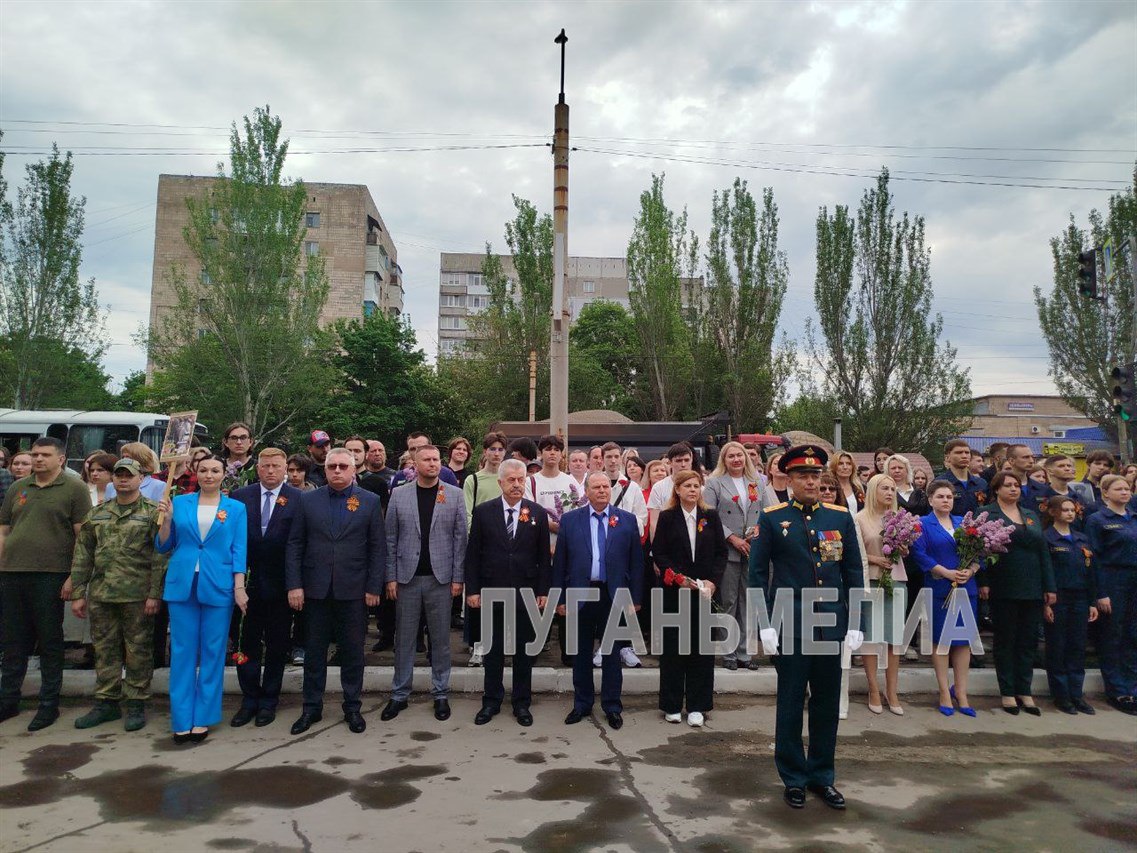 В Далевском университете прошёл митинг-реквием, посвященный 80-й годовщине Великой Победы Седьмого мая, накануне Дня Победы, возле второго корпуса Луганского государственного университета имени Владимира Даля прошёл митинг, посвященный 80-й годовщине Великой Победы. В мероприятии приняли участие студенты и педагоги вуза, почетные гости. Представители партии «Единая Россия» в Луганской Народной Республике Виктор Водолацкий и Денис Мирошниченко, инициировавшие эту акцию, а также директор детского центра «Пионер» Лариса Чурилова торжественно наградили победителей и призеров конкурса сочинений «День Победы в моей семье». Ребятам вручили Благодарности и памятные подарки от Луганского регионального отделения партии «Единая Россия». Память погибших за Родину почтили минутой молчания. К подножию памятника студентам и преподавателям университета им. В.И. Даля, погибшим в годы Великой Отечественной войны легли живые цветы. Каждый лепесток – это символ благодарности и уважения к их подвигам. Подробнее... Вконтакте Одноклаcсники